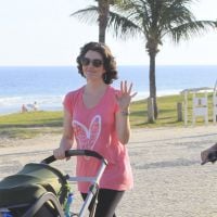 Larissa Maciel passeia com a filha, Milena, de 3 meses, em praia do Rio