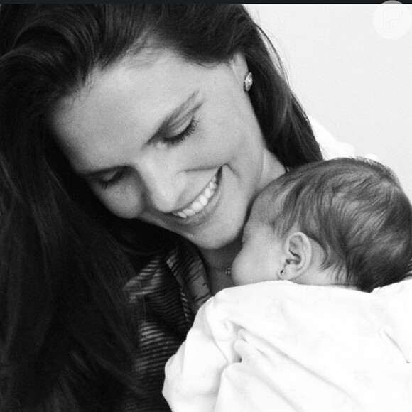 Daniella Sarahyba publicou nas redes sociais uma foto com sua filha recém-nascida no colo nesta terça-feira, 6 de maio de 2014