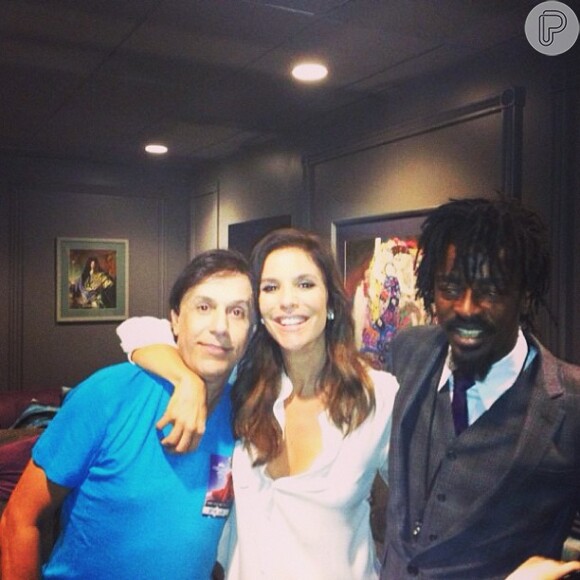 Tom Cavalcante posa ao lado da cantora Ivete Sangalo e do cantor Seu Jorge após show do humorista em Los Angeles
