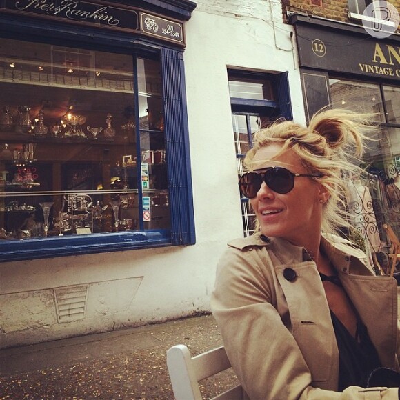 Carolina Dieckmann viaja para Londres e Maria Ribeiro publica foto da atriz (7 de maio de 2014)