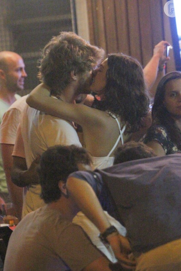 Isis e Tom se beijam em barzinho na Barra da Tijuca, em dezembro de 2012