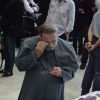Padre Antônio Maria chora no velório de Jair Rodrigues