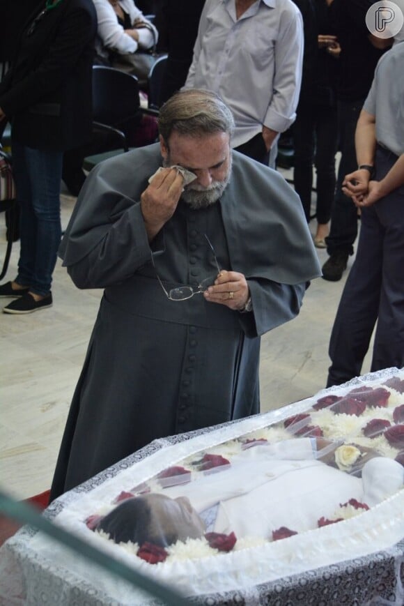 Padre Antônio Maria chora no velório de Jair Rodrigues