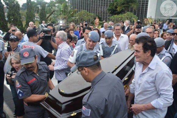 Caixão com o corpo de Jair Rodrigues é levado para o cemitério Gethsemani, em São Paulo
