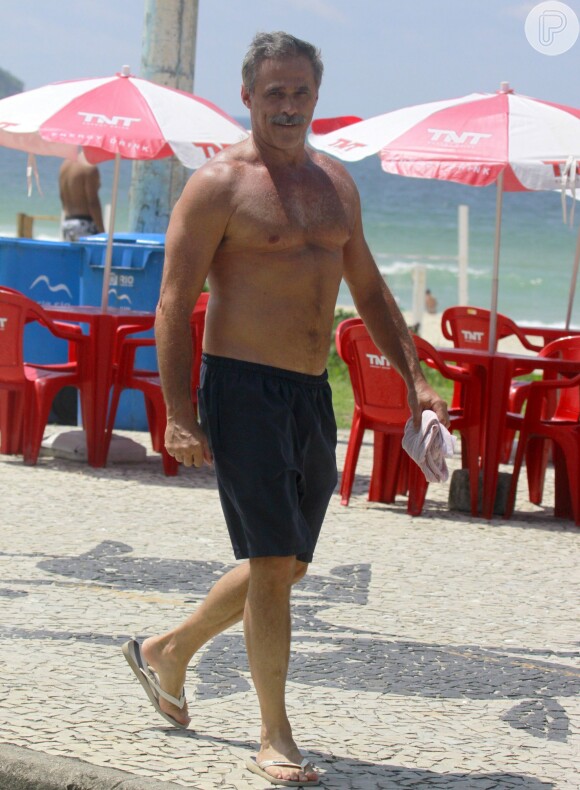 Oscar Magrini mantém a boa forma com caminhadas pela orla do Rio de Janeiro