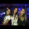 Anitta, Bruna Marquezine e Priscilla Coellen assitem ao show do One Direction do palco