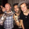Anitta compartilhou foto beijando o social media do One Direction
