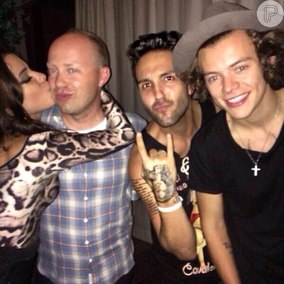 Anitta compartilhou foto beijando o social media do One Direction