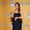 Jennifer Lawrence recebe troféu pela atuação em 'O Lado Bom da Vida'