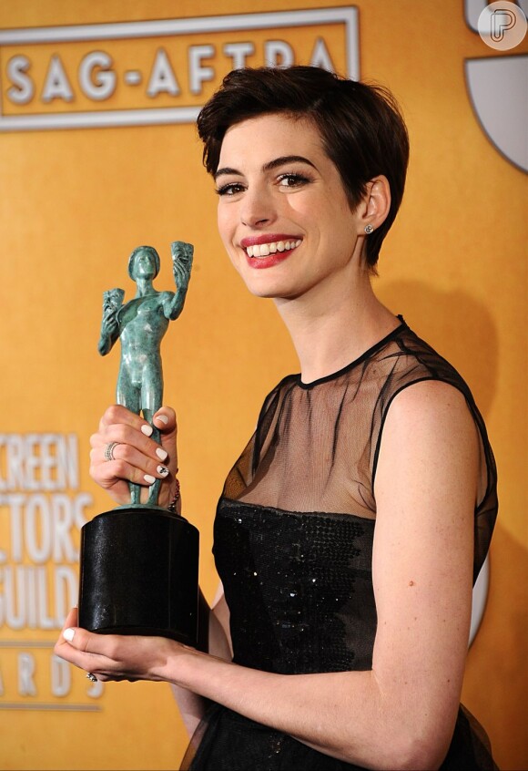 Anne Hathaway ganha prêmio de melhor atriz coadjuvante na cerimônia do SAG Awards em Los Angeles, EUA, em 27 de janeiro de 2013