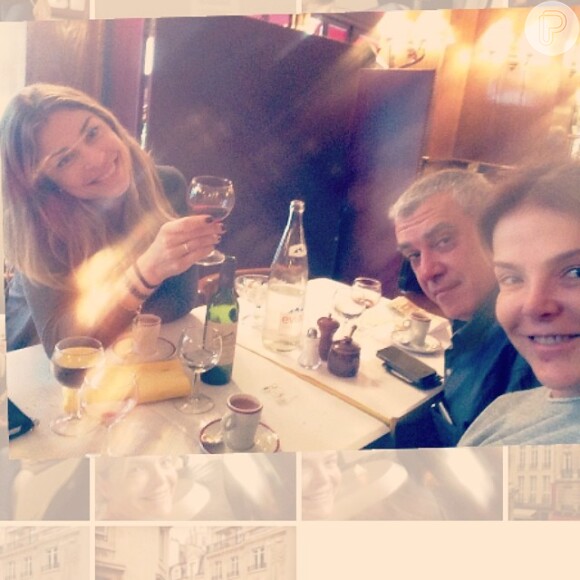 Grazi Massafera viaja para a França e curte momento de lazer em restaurante de Paris. Na imagem, ela aparece com sua empresária, Márcia Marba e com o marido dela, Sérgio Marba (12 de maio de 2014)