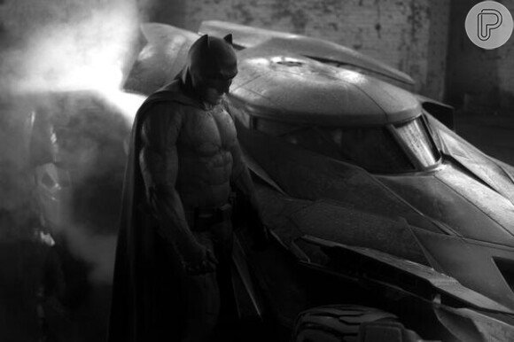 O diretor Zack Snyder divulgou a primeira imagem de Ben Affleck vestido como Batman