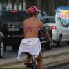 Para pedalar, Christine Fernandes escolheu um maiô do tipo engana-mamãe e deixou as costas e as laterais da cintura à mostra, evidenciando sua boa forma