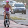Christine Fernandes se exercitou andando de bicicleta no final da tarde desta terça-feira, 13 de maio de 2014. Para pedalar, a atriz escolheu um maiô do tipo engana-mamãe e deixou as costas e as laterais da cintura à mostra, evidenciando sua boa forma