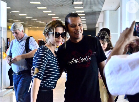 Deborah Secco posa com fã no aeroporto Santos Dumont, no Rio