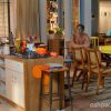 Clara (Giovanna Antonelli) chega em casa e encontra Silvia (Bianca Rinaldi) de avental na sua cozinha, passando um café para Cadu (Reynaldo Gianecchini), na novela 'Em Família'
