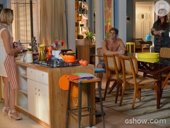 Clara (Giovanna Antonelli) chega em casa e encontra Silvia (Bianca Rinaldi) de avental na sua cozinha, passando um café para Cadu (Reynaldo Gianecchini), na novela 'Em Família'