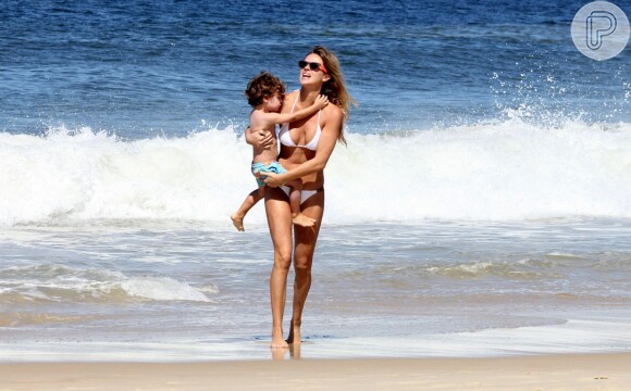 Letícia Birkheuer é sempre flagrada se divertindo com o filho, João Guilherme, de 2 anos