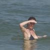 Letícia Spiller se refrescou no mar