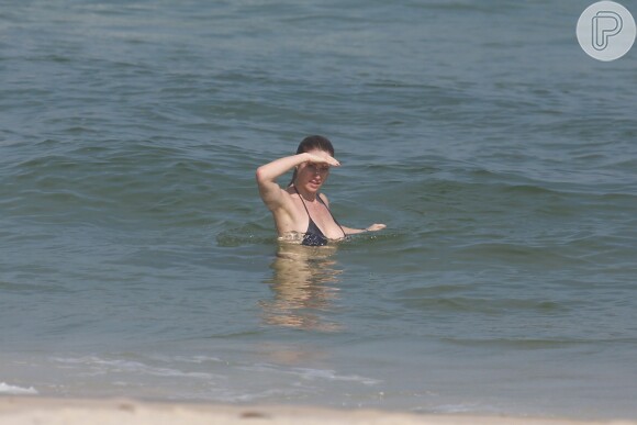 Letícia Spiller se refrescou no mar