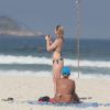 Letícia Spiller aproveitou o dia de sol na praia da Barra da Tijuca, Zona Oeste do Rio de Janeiro, nesta sexta-feira, 16 de maio de 2014