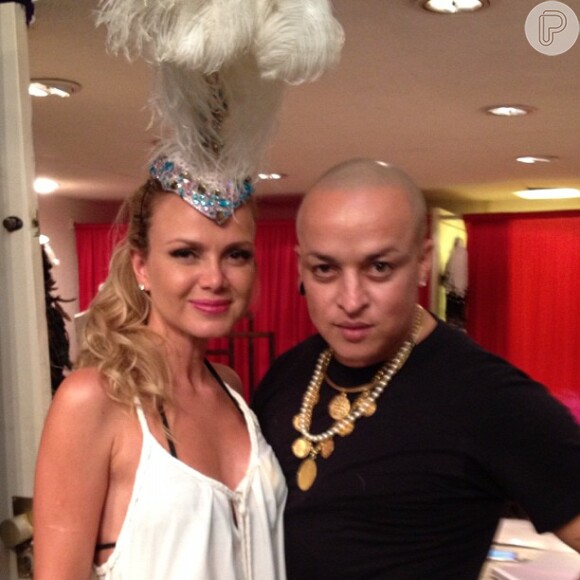 Eliana posa com Walério Araújo, estilista que fará o figurino da loira para o Carnaval