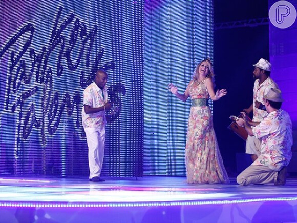Pamela (Cláudia Abreu) samba no palco do 'Parker Talentos', em cena de 'Geração Brasil'