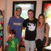 Thiago Rodrigues levou o filho, o pequeno Gabriel, ao teatro, no sábado, 17 de maio de 2014. O ator encontrou seus companheiros de profissão, Thiago Martins e Fernanda Vasconcellos