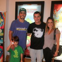 Thiago Rodrigues leva filho ao teatro e encontra Fernanda Vasconcellos
