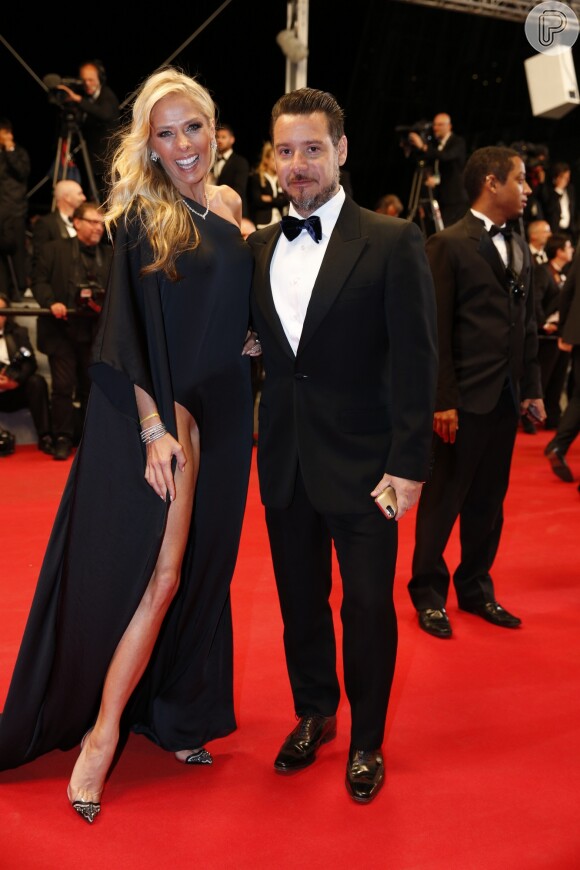 Adriane Galisteu posa com o marido, Alexandre Iódice, no tapete vermelho da première do filme 'The Rover' no Festival de Cannes 2014