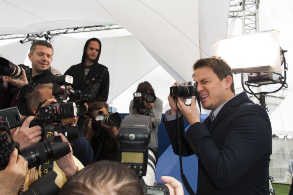 Channing Tatum brinca com os fótografos no Festival de Cannes 2014