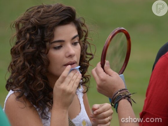Vanessa Giácomo retoca a maquiagem durante gravação de 'Falso Brilhante'