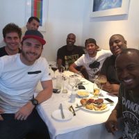 De férias no Rio, Neymar se encontra com Thiaguinho e amigos: 'Não tem preço'
