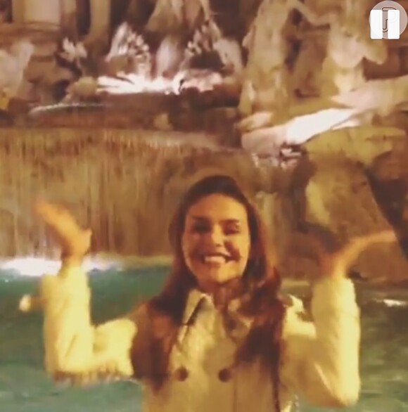 Paloma Bernardi aparece sorridente na Fontana di Trevi