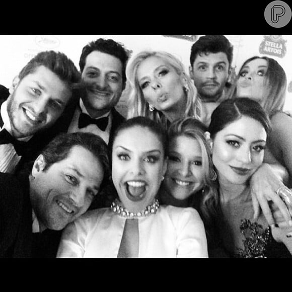 Paloma Bernardi faz selfie com famosos em evento do Festival de Cannes 2014
