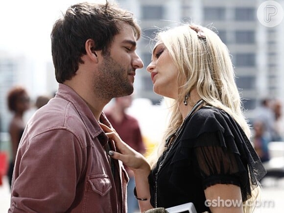 Megan (Isabelle Drummond) se passa por funcionária da Marra para Davi (Humberto Carrão) e os dois quase se beijam, em 'Geração Brasil', em 21 de maio de 2014