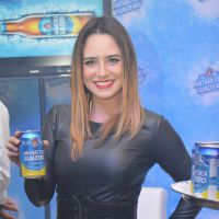 Fernanda Vasconcellos, de short curto, curte show do Aviões do Forró em Recife