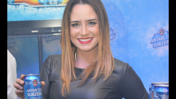 Fernanda Vasconcellos, de short curto, curte show do Aviões do Forró em Recife