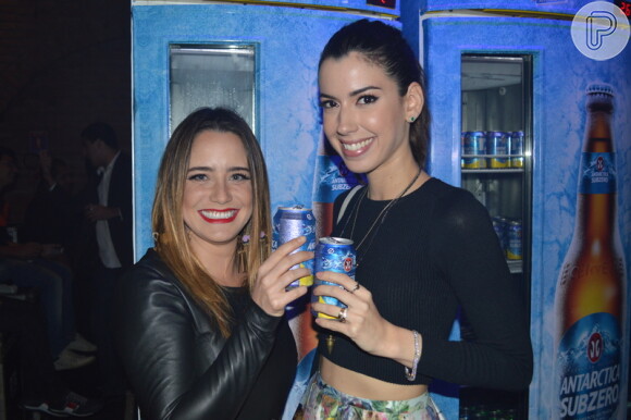 Fernanda Vasconcellos e Camila Coutinho posam para os fotógrafos no evento da cerveja