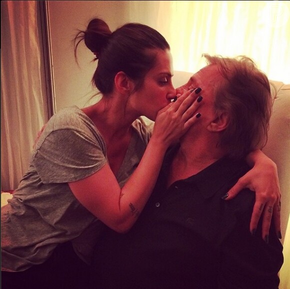 Cleo Pires publicou em seu Instagram uma foto dando um selinho no pai, Fábio Jr.