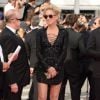 Aos 56 anos, Sharon Stone chegou ao evento de óculos escuros e usando um look curtinho, deixando as pernas à mostra