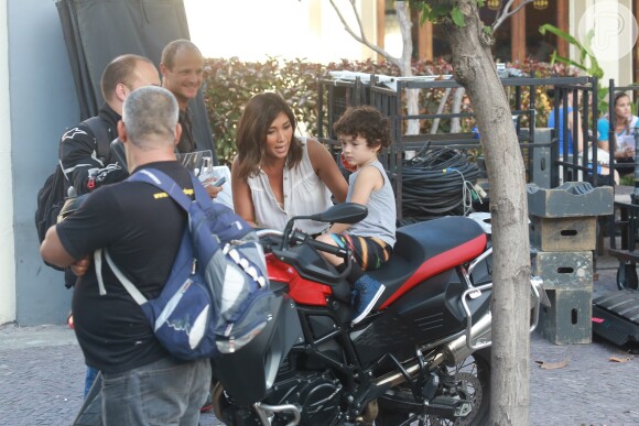 Daniele Suzuki curte o filho, Kauai, em intervalo de gravação, no Rio de Janeiro, em 21 de maio de 2014