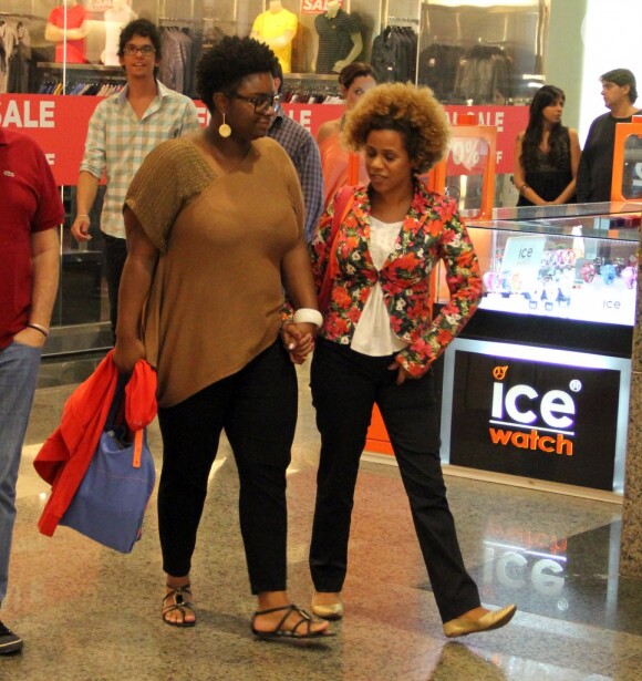 Ellen Oléria passeia de mãos dadas com a namorada, Poliana Martins, no shopping Rio Design Barra, na zona oeste do Rio, nesta terça-feira, 29 de janeiro de 2013