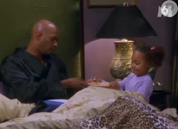 Michael Kyle (Damon Wayans) com a filha Kady (Parker McKenna Posey) em cena de 'Eu, a patroa e as crianças'