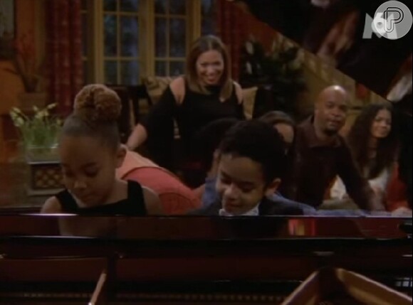 Kady (Parker McKenna Posey) e Franklin (Noah Gray-Cabey) tocam piano para a família Kyle em cena de 'Eu, a patroa e as crianças'