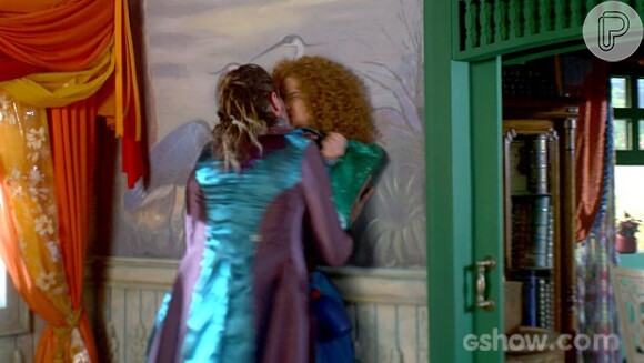 Gina (Paula Barbosa) é beijada na boca pela primeira vez, por Ferdinando (Johnny Massaro), em 'Meu Pedacinho de Chão'