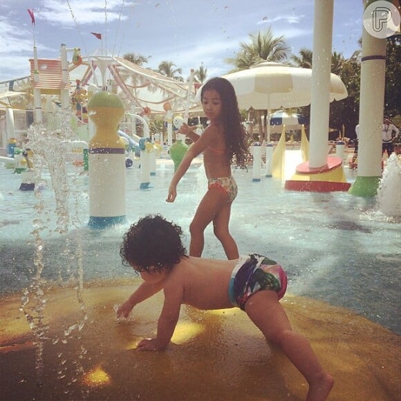 Durante as férias, Samara Felippo levou as filhas para curtirem em um parque aquático