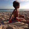 Alicia, filha de Samara Felippo, curtindo um dia de sol na praia