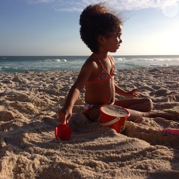 Alicia, filha de Samara Felippo, curtindo um dia de sol na praia