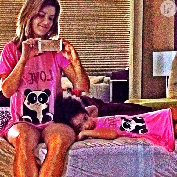 Samara Felippo gosta de vestir a filha, Alicia, com roupas e pijamas iguais as seus
